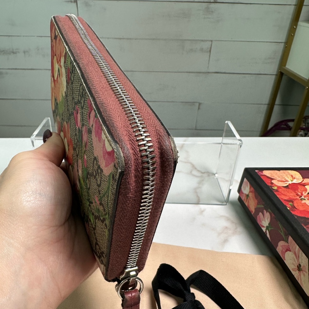 SOLD ❌❌❌ Gucci Bloom Zippy Wallet - Picture 4 of 11